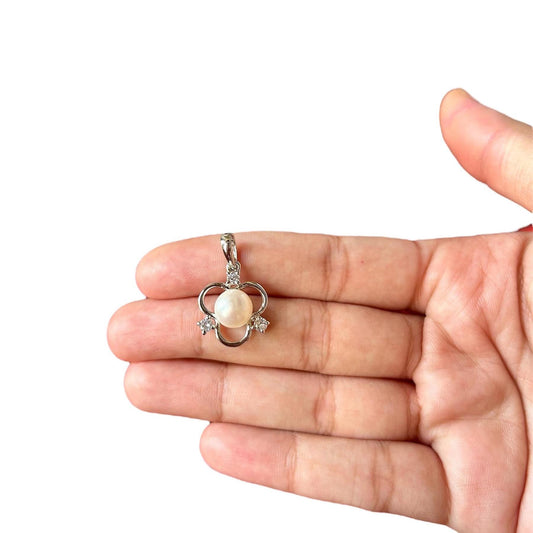 Elegant Pearl & Cubic Zirconia Silver Pendant Necklace – Timeless Floral Design
