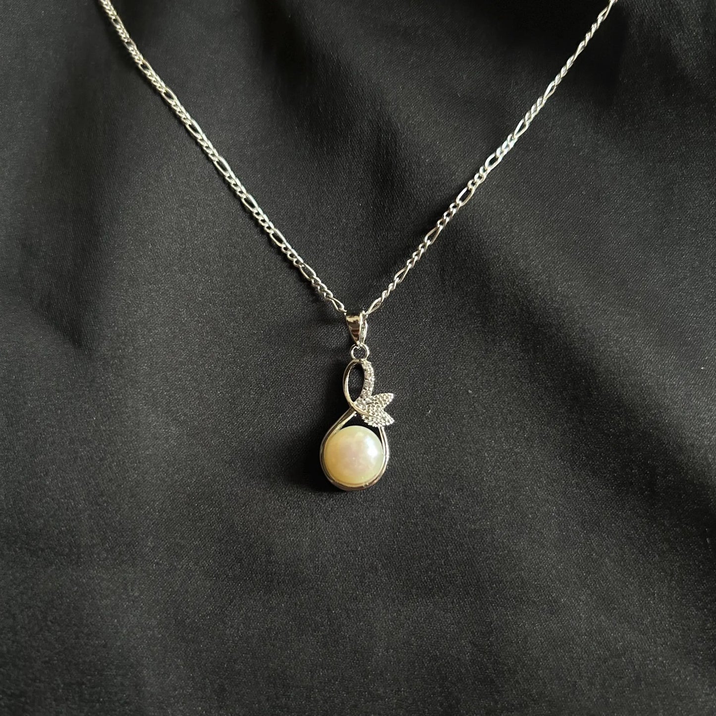 Elegant Pearl Pendant Necklace in Sterling Silver – Leaf Design for Timeless Grace