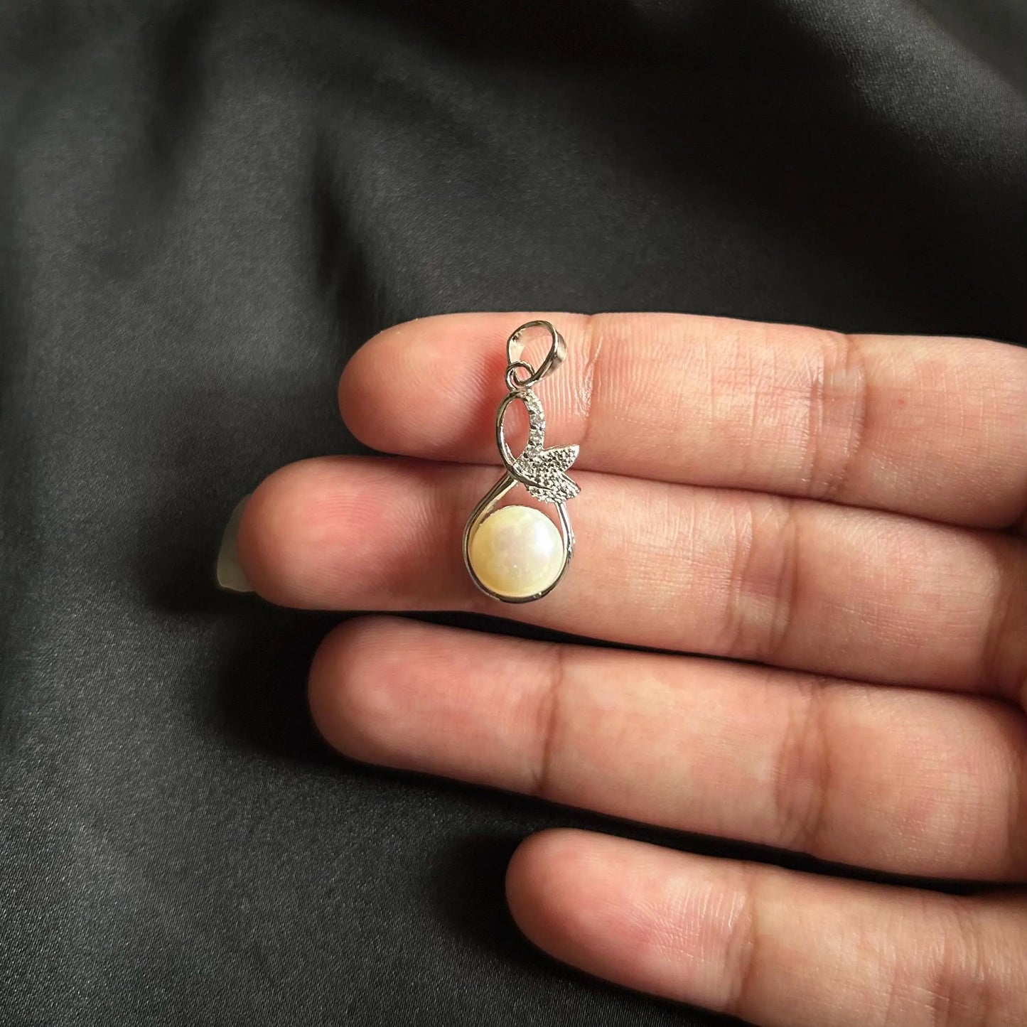 Elegant Pearl Pendant Necklace in Sterling Silver – Leaf Design for Timeless Grace