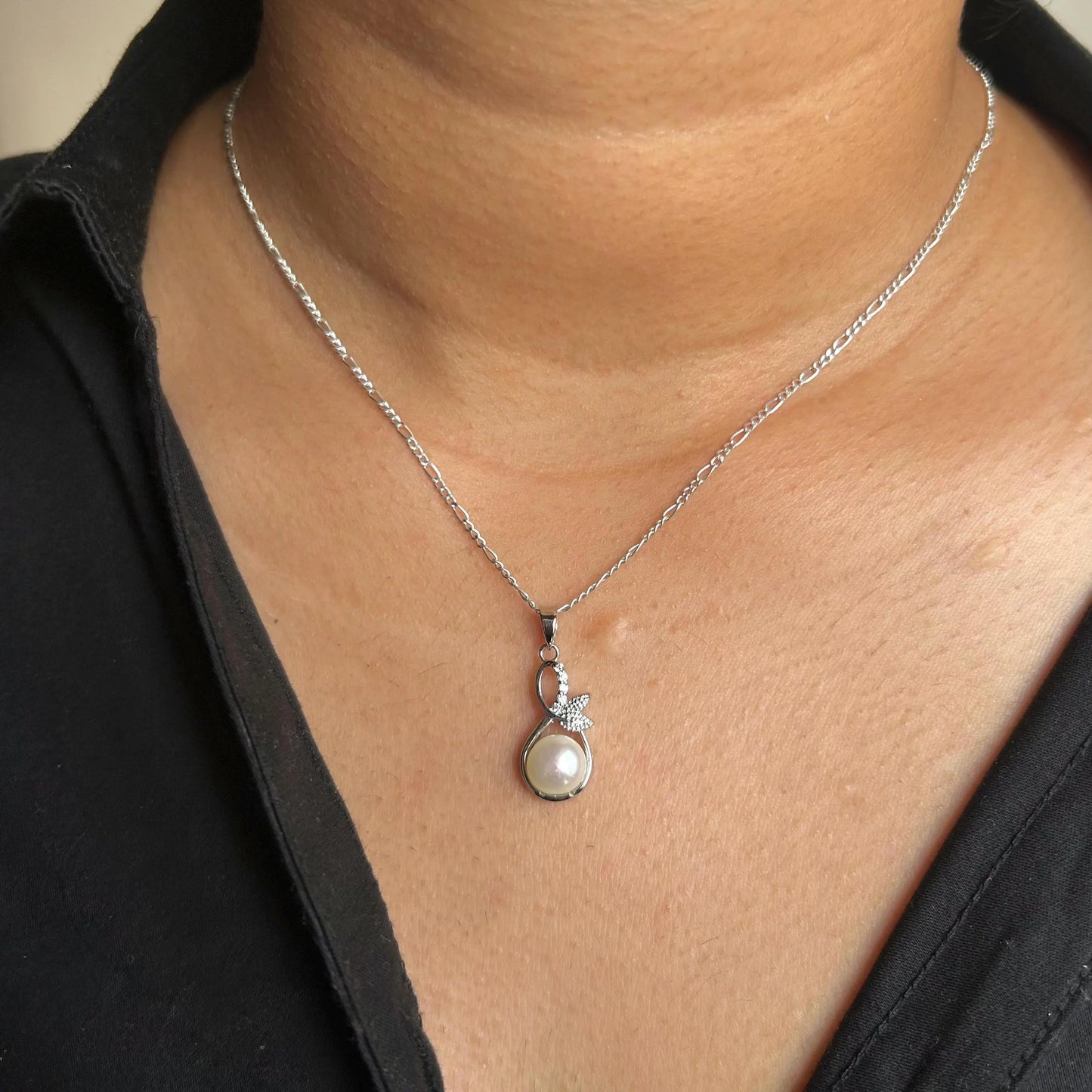 Elegant Pearl Pendant Necklace in Sterling Silver – Leaf Design for Timeless Grace