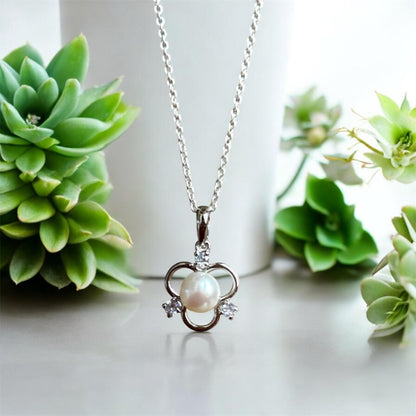 Elegant Pearl & Cubic Zirconia Silver Pendant Necklace – Timeless Floral Design