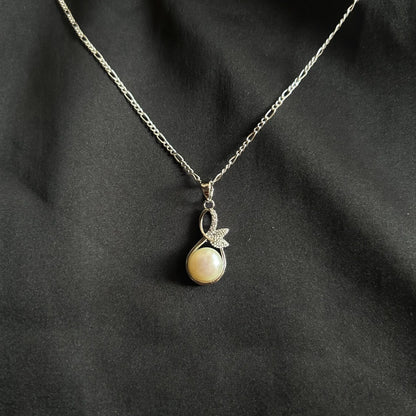 Elegant Pearl Pendant Necklace in Sterling Silver – Leaf Design for Timeless Grace