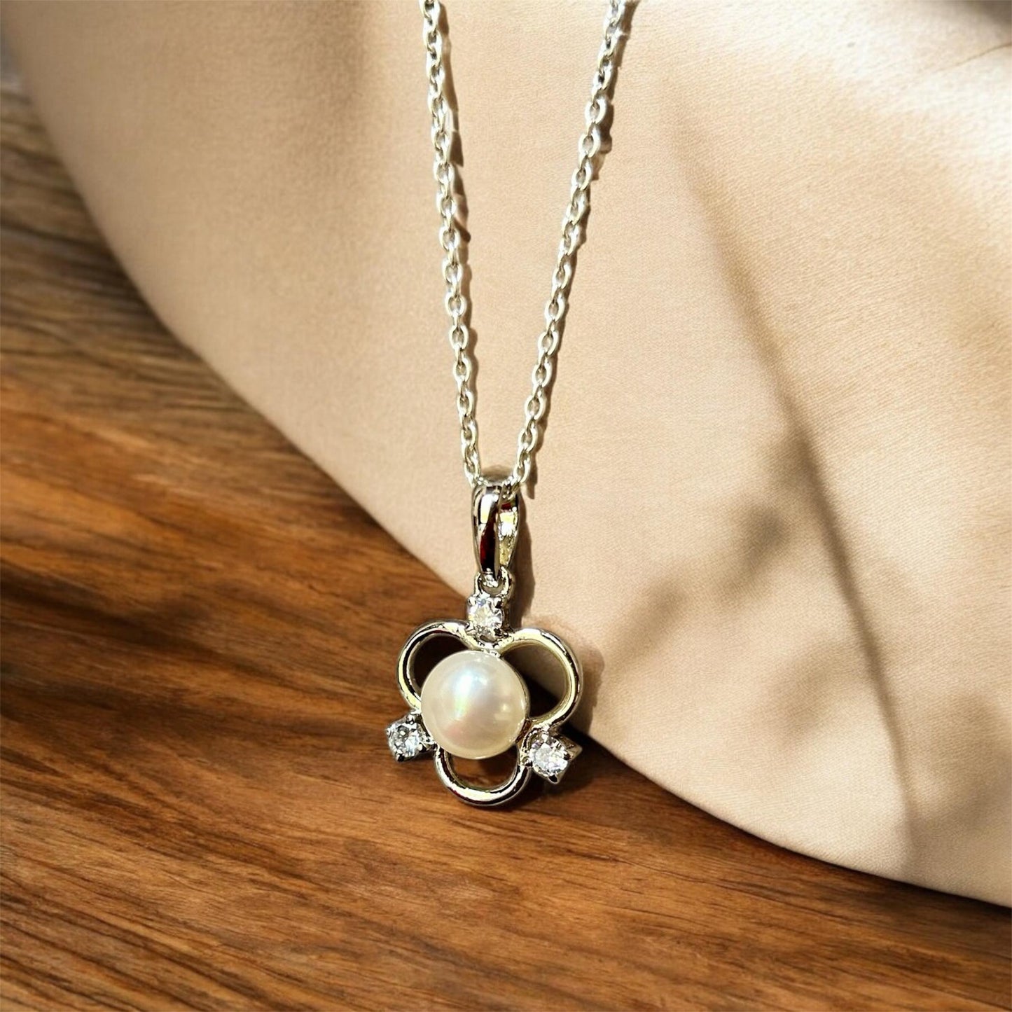 Elegant Pearl & Cubic Zirconia Silver Pendant Necklace – Timeless Floral Design