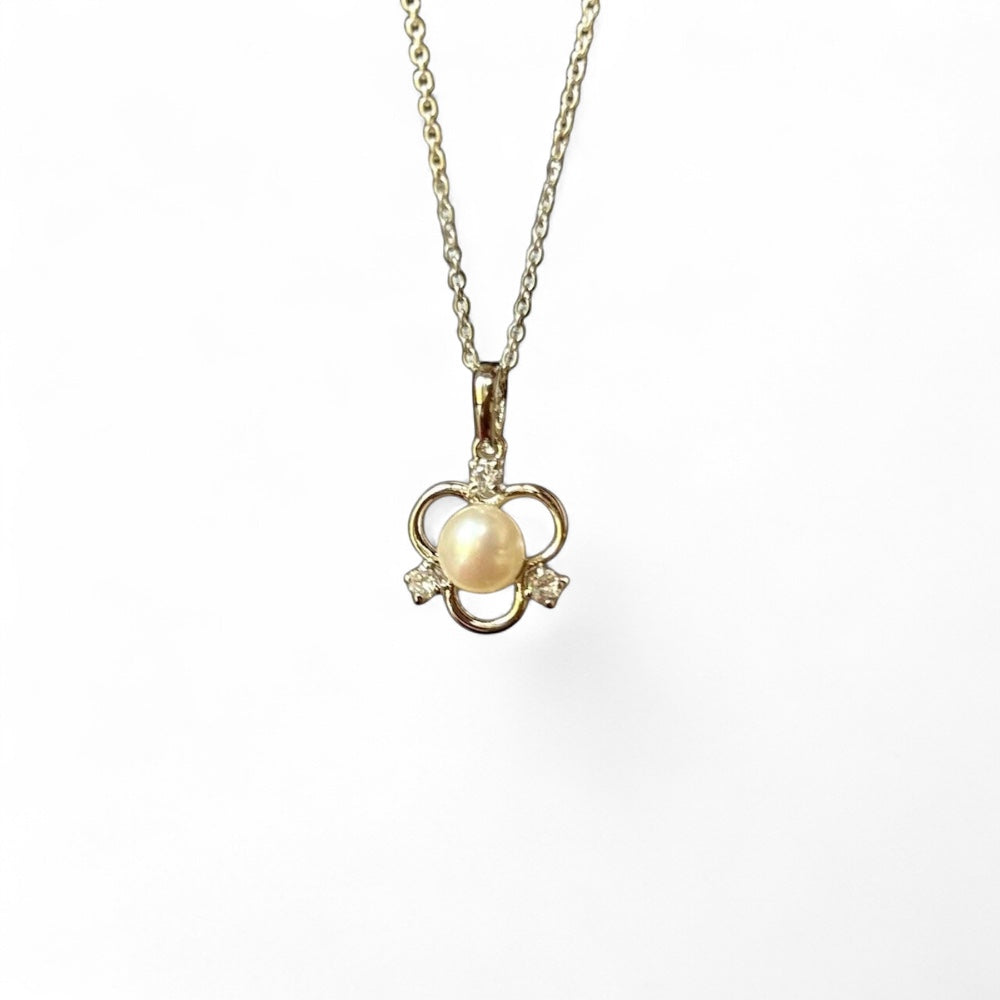 Elegant Pearl & Cubic Zirconia Silver Pendant Necklace – Timeless Floral Design