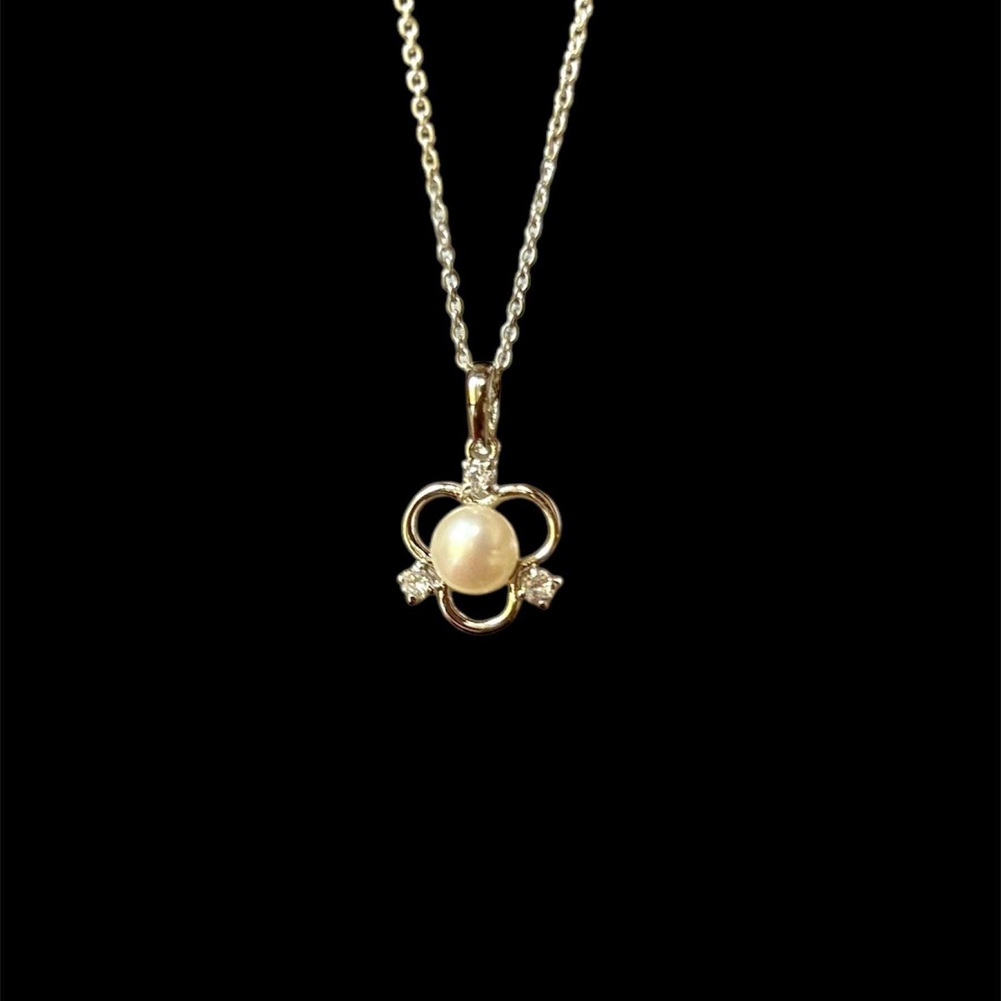 Elegant Pearl & Cubic Zirconia Silver Pendant Necklace – Timeless Floral Design