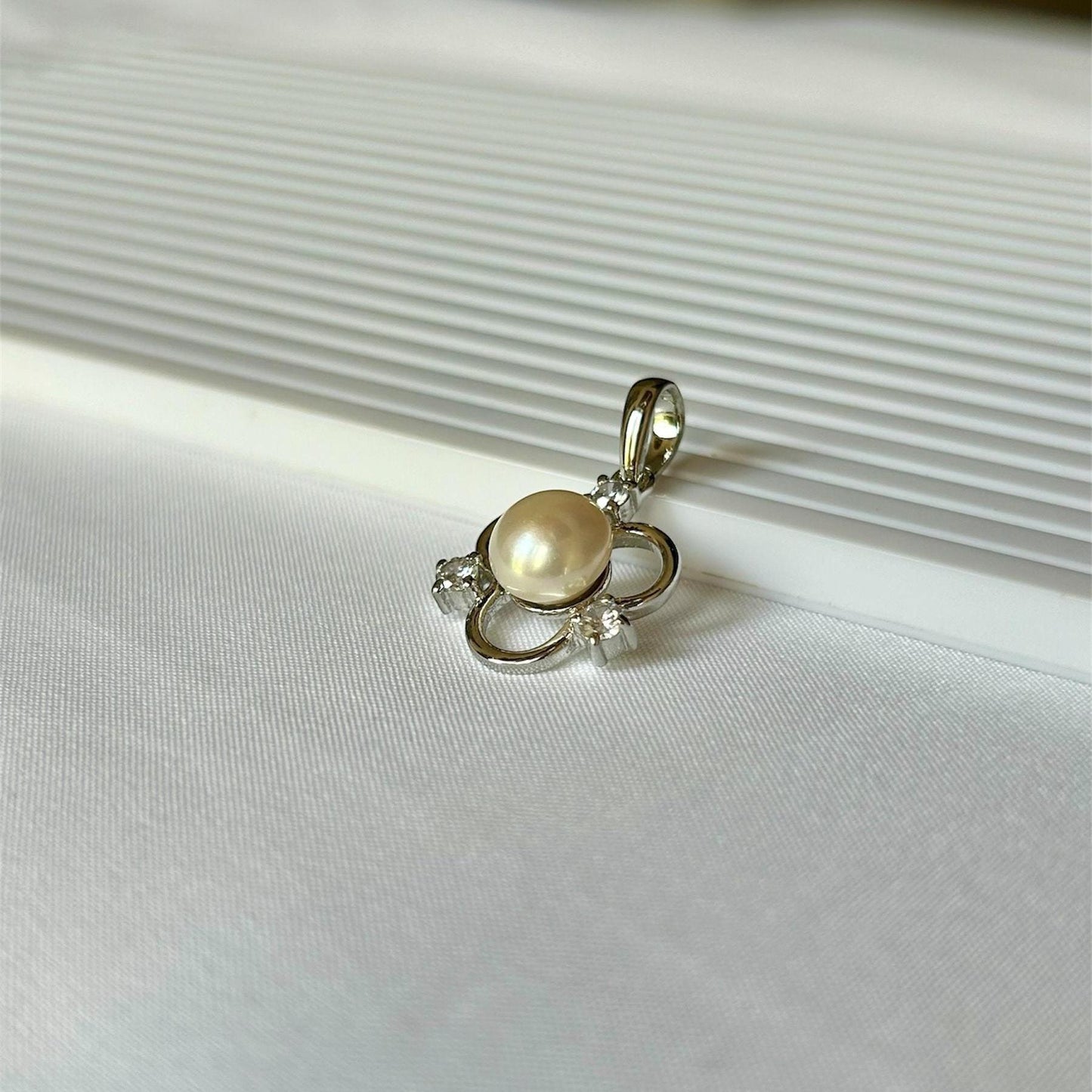 Elegant Pearl & Cubic Zirconia Silver Pendant Necklace – Timeless Floral Design