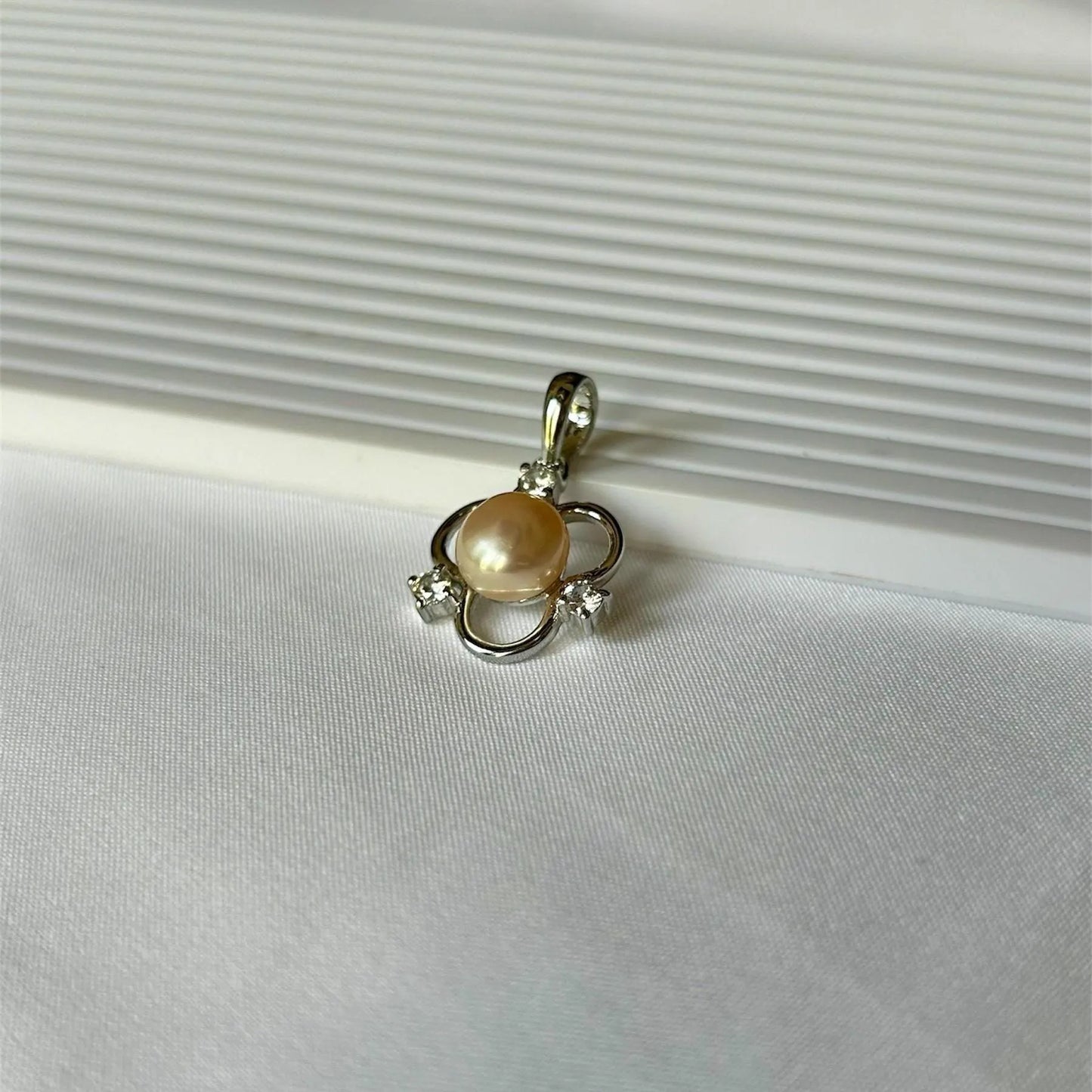 Elegant Pearl & Cubic Zirconia Silver Pendant Necklace – Timeless Floral Design